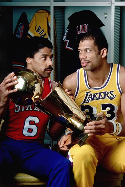 1982: Finals tra Lakers e Philadelphia. Julius Erving e Kareem Abdul-Jabbar si contendono il Larry O&#39;Brien Trophy. Il titolo lo vincono i Lakers, 4-2